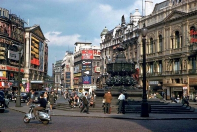 Piccadilly Circus 1961 3.jpg. Click on the picture to enlarge